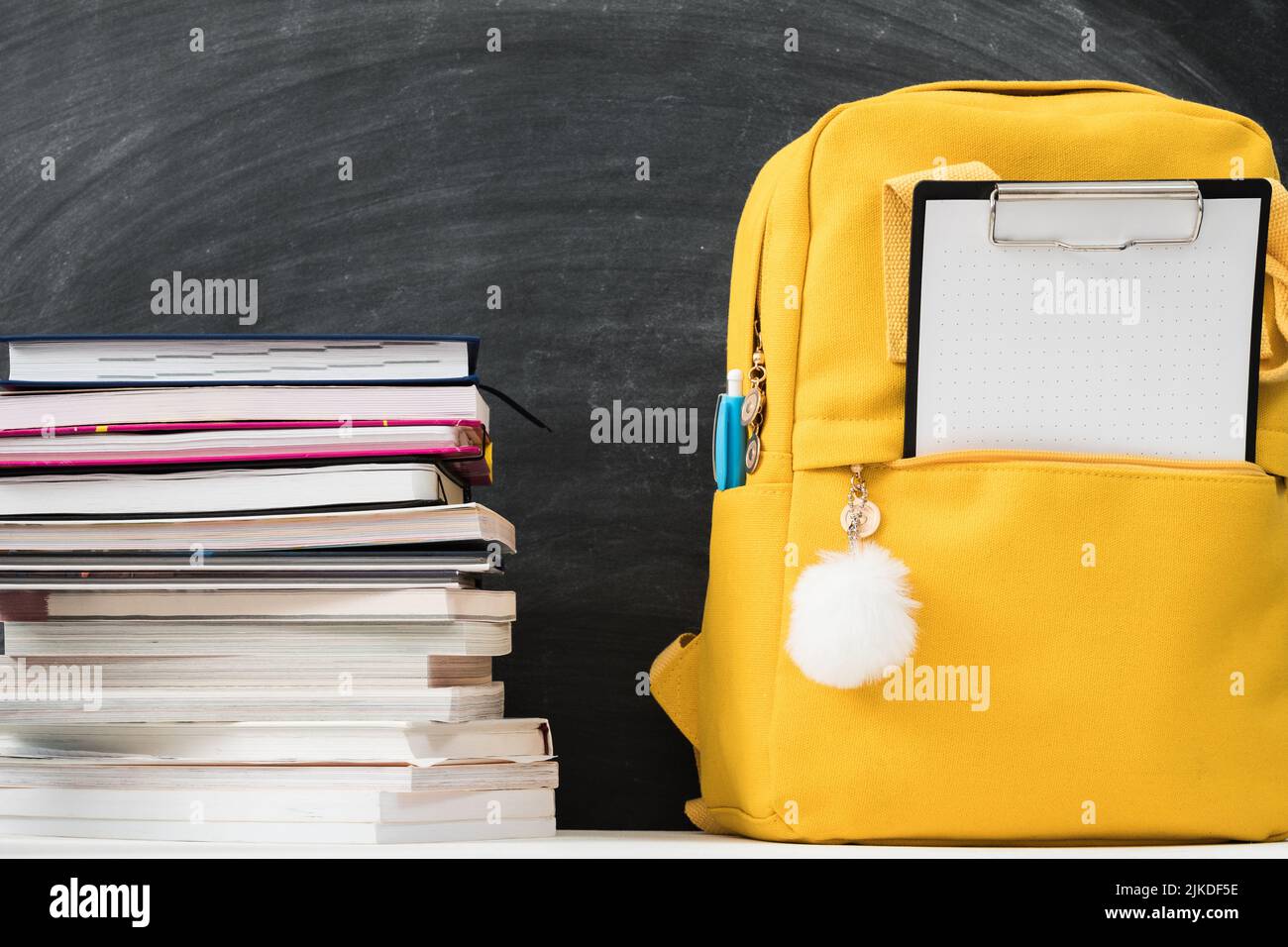 torna a scuola libro stack zaino lavagna Foto Stock