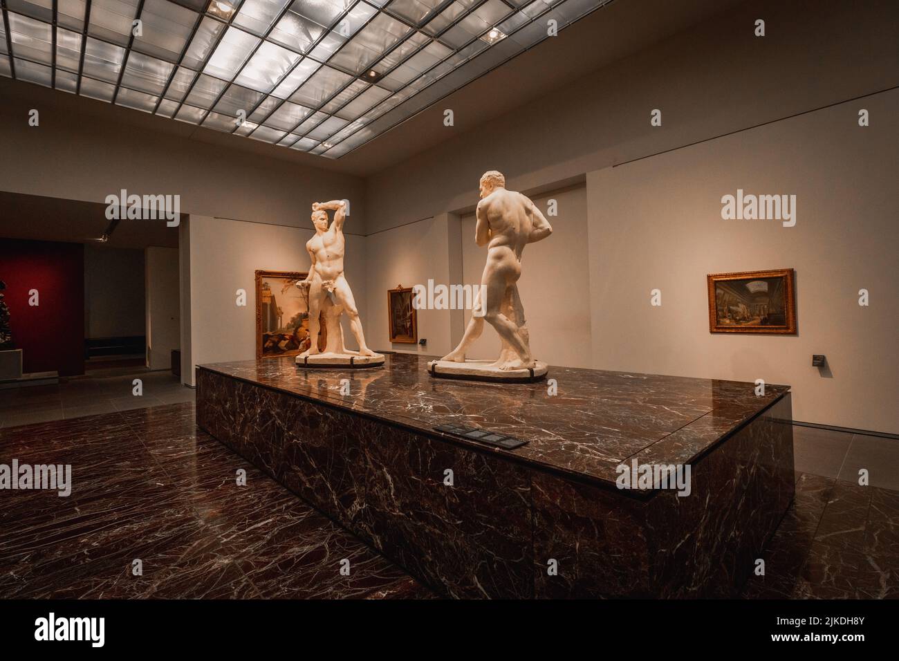 Una statua vintage esposta nel museo del Louvre di Abu Dhabi, dettaglio delle antiche divinità romane Foto Stock