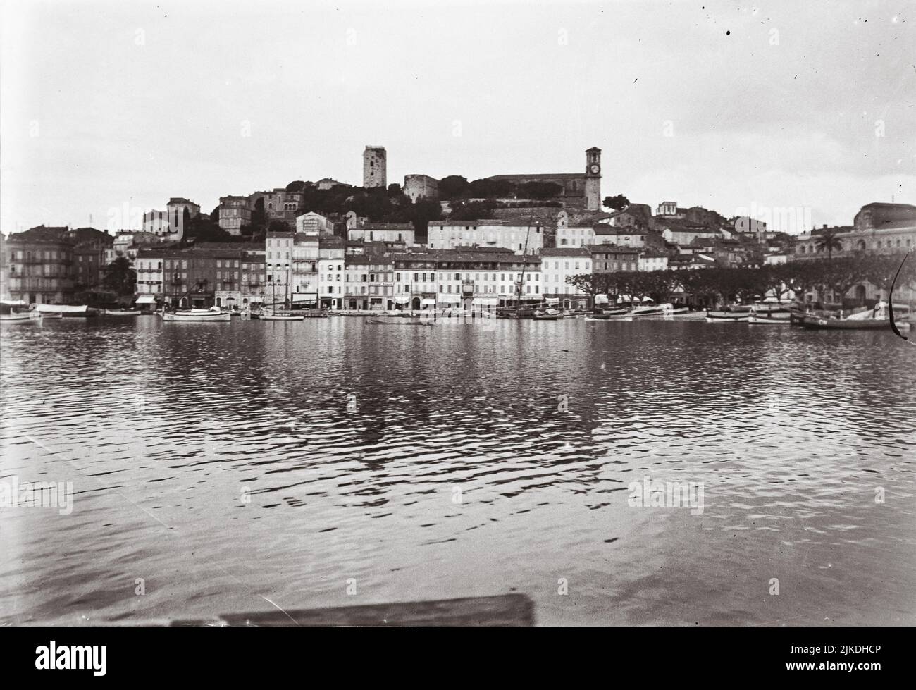 Vista del vecchio porto di Cannes dal mare nei primi mesi del 1900s Foto Stock