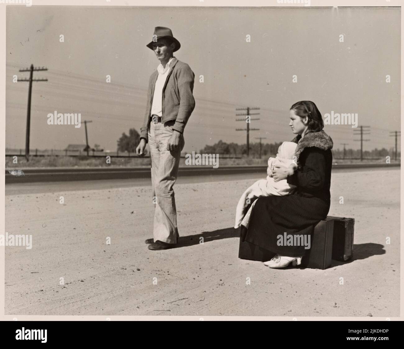 Famiglia giovane, penniless, hitchhiking sulla US Highway 99, California. Ventiquattro il padre e diciassette la madre provenivano da Winston-Salem, Foto Stock