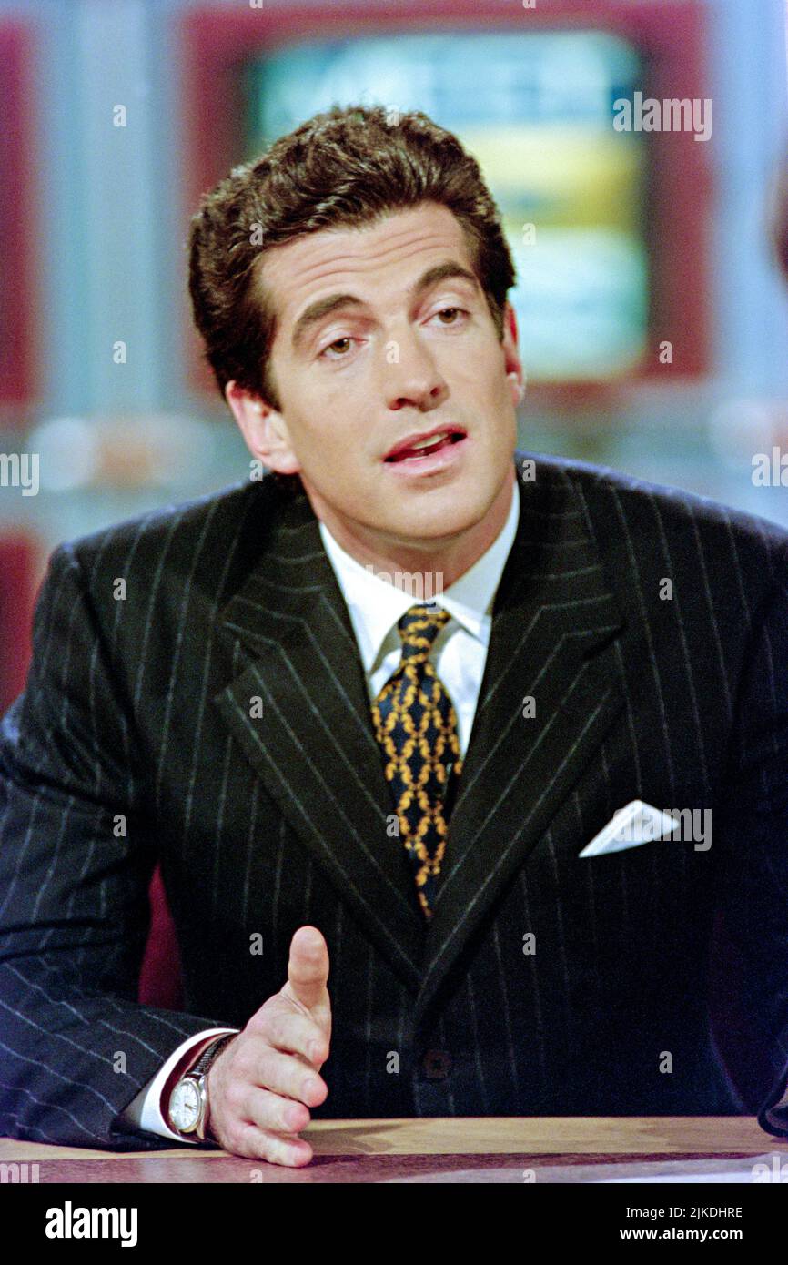 John F. Kennedy Jr, figlio del defunto presidente degli Stati Uniti, discute il suo giornale politico 'George' durante il programma di intervista di incontro della NBC alla stampa, 16 febbraio 1997 a Washington, DC. John F. Kennedy Jr, figlio del defunto presidente degli Stati Uniti, discute il suo giornale politico 'George' durante il programma di intervista di incontro della NBC alla stampa, 16 febbraio 1997 a Washington, DC. Foto Stock