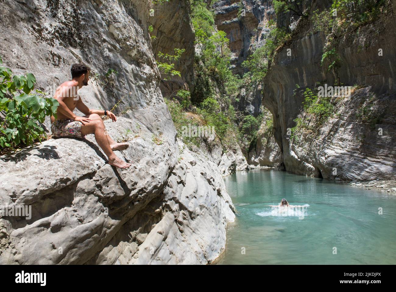 Fare il bagno nel fiume Vjosa o Vjosë, nel Canyon di Langarice, in Albania, nell'Europa sudorientale. Foto Stock