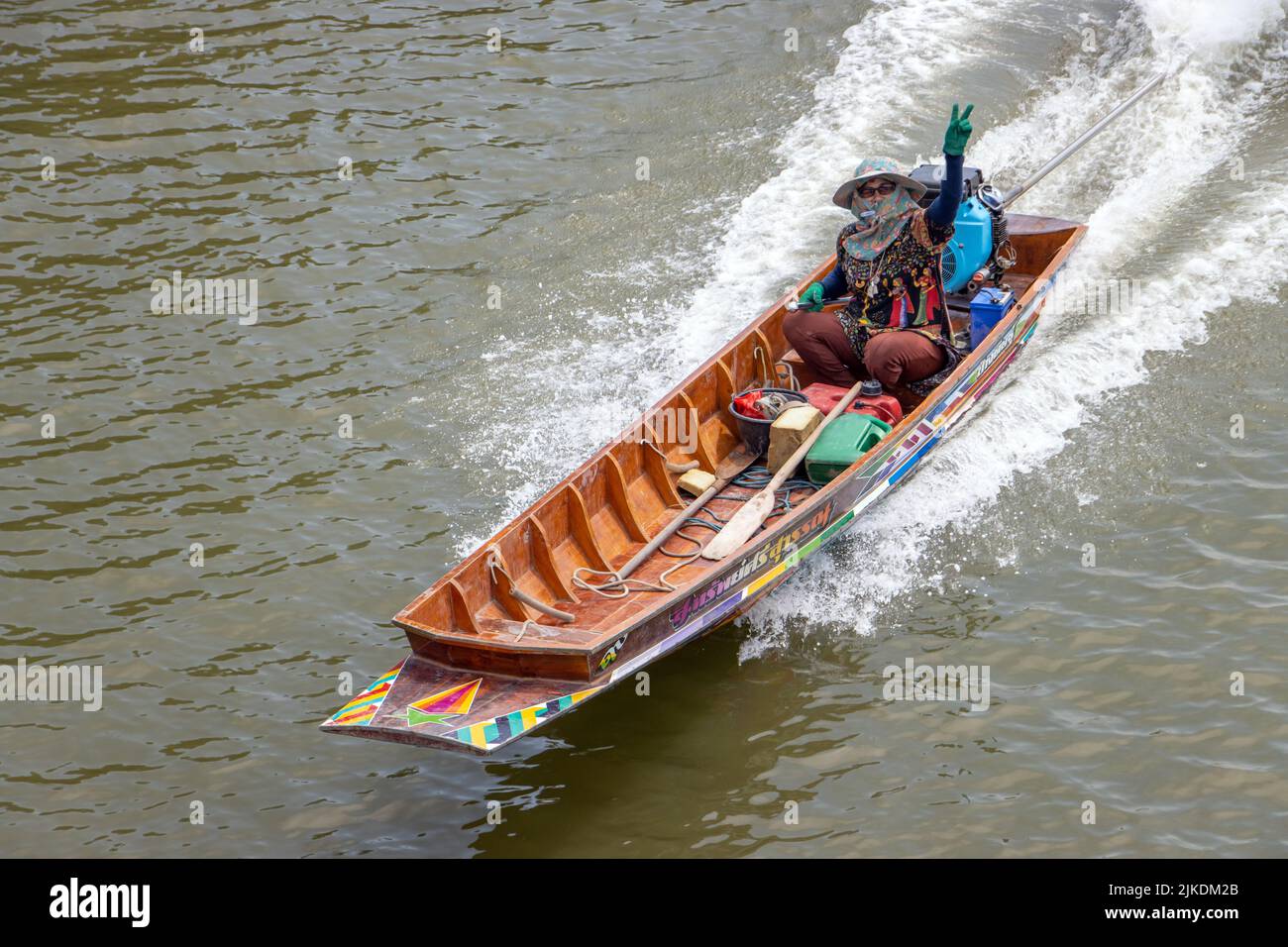 SAMUT PRAKAN, THAILANDIA, Apr 29 2022, la donna che guida una barca alzata mano con il simbolo V. Foto Stock