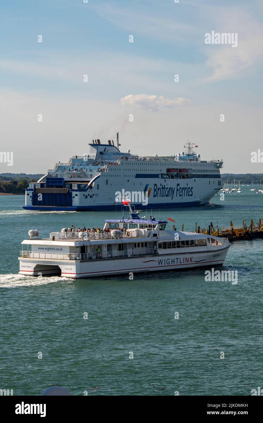 traghetto per l'isola di wight operato da wightlink passando il traghetto della bretagna all'entrata del porto di portsmouth, regno unito, traghetto veloce per l'isola di wight, portsmouth, regno unito Foto Stock