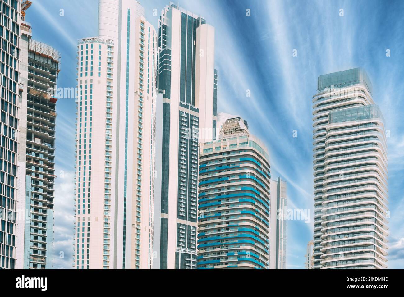 Vista di alti edifici nelle giornate di sole. Sfondi del paesaggio urbano Foto Stock