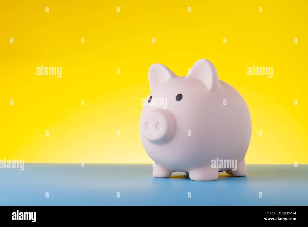 Accumulo di denaro. Immagazzinando le monete in una banca del piggy. Investimenti di interesse. Deposito bancario. Foto Stock