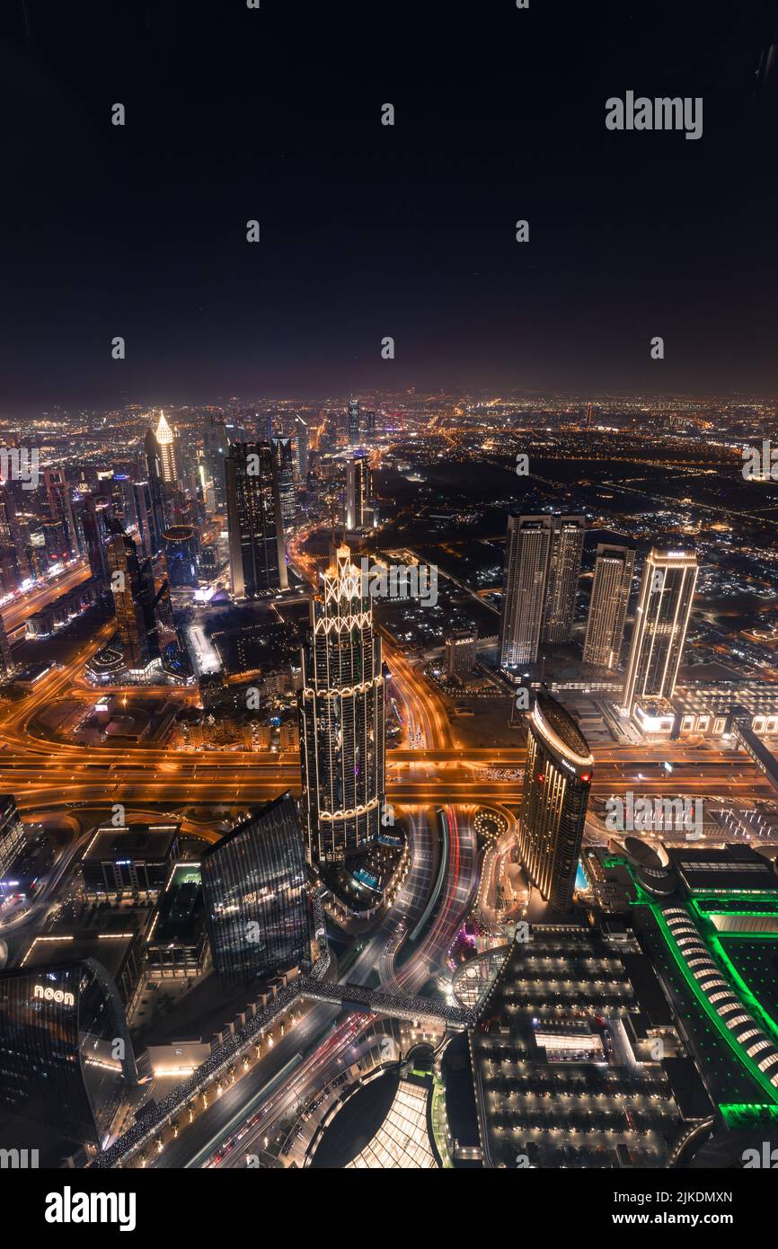 Una vista aerea verticale del centro di Dubai di notte dalla cima della Torre Burj Khalifa, Emirati Arabi Uniti Foto Stock