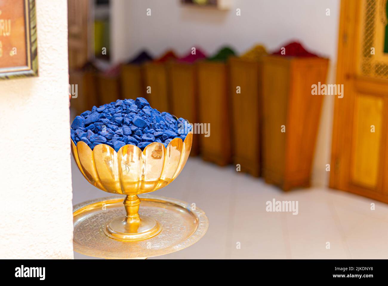 Spezie blu fiore petalo su una tazza arabica dorata da vicino ancora in un negozio di spezie Foto Stock