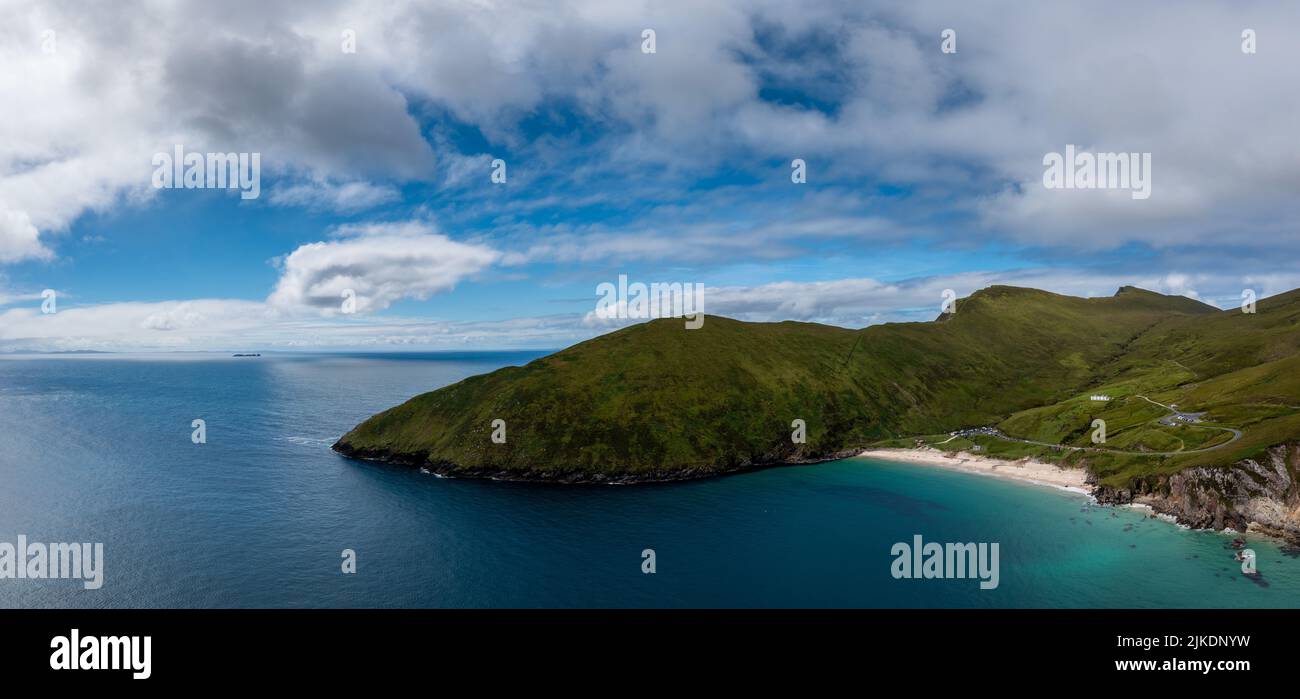 Una vista panoramica del paesaggio di Keem Bay su Achill Island nella contea di Mayo d'Irlanda Foto Stock