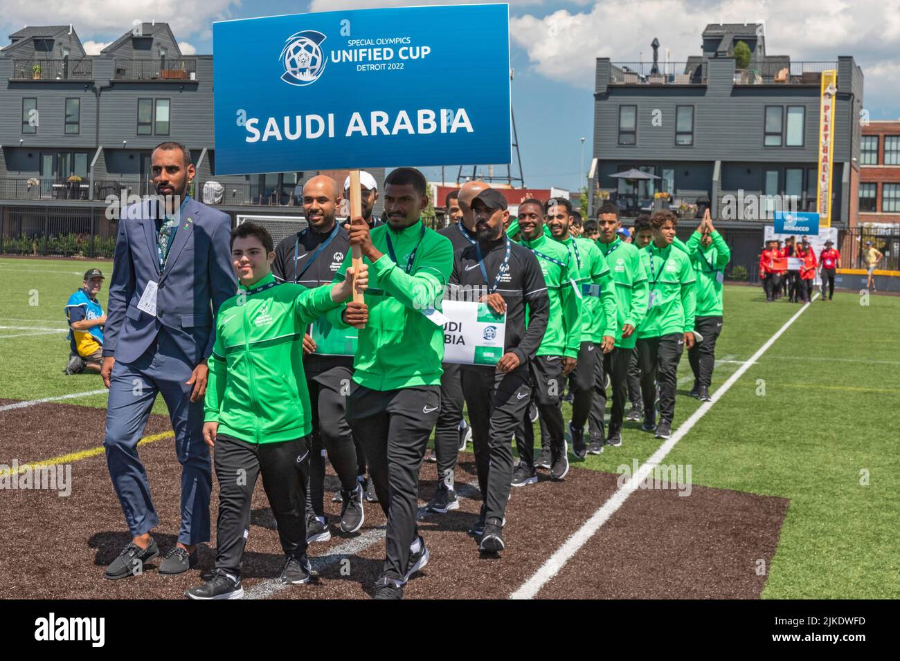 Detroit, Michigan, Stati Uniti. 31st luglio 2022. La squadra maschile dell'Arabia Saudita si incomincia a marchettare sul campo all'inizio del torneo di calcio Special Olympics Unified Cup (calcio). La Unified Cup abbina gli atleti con e senza disabilità intellettuali come compagni di squadra. Credit: Jim West/Alamy Live News Foto Stock