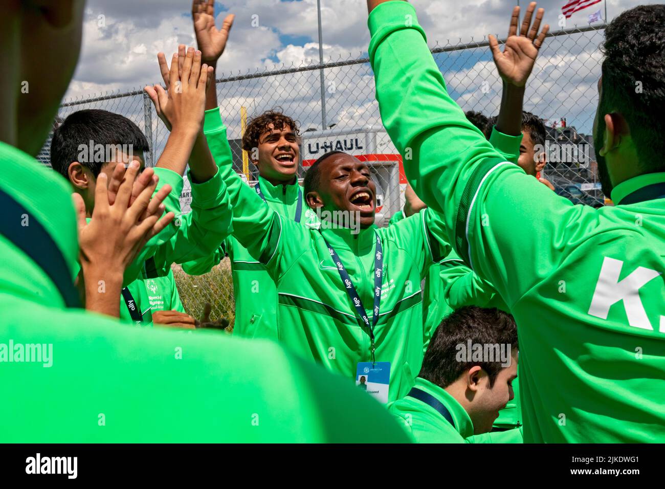 Detroit, Michigan, Stati Uniti. 31st luglio 2022. La squadra maschile dell'Arabia Saudita fa il tifo prima dell'inizio del torneo di calcio (calcio) della Special Olympics Unified Cup. La Unified Cup abbina gli atleti con e senza disabilità intellettuali come compagni di squadra. Credit: Jim West/Alamy Live News Foto Stock