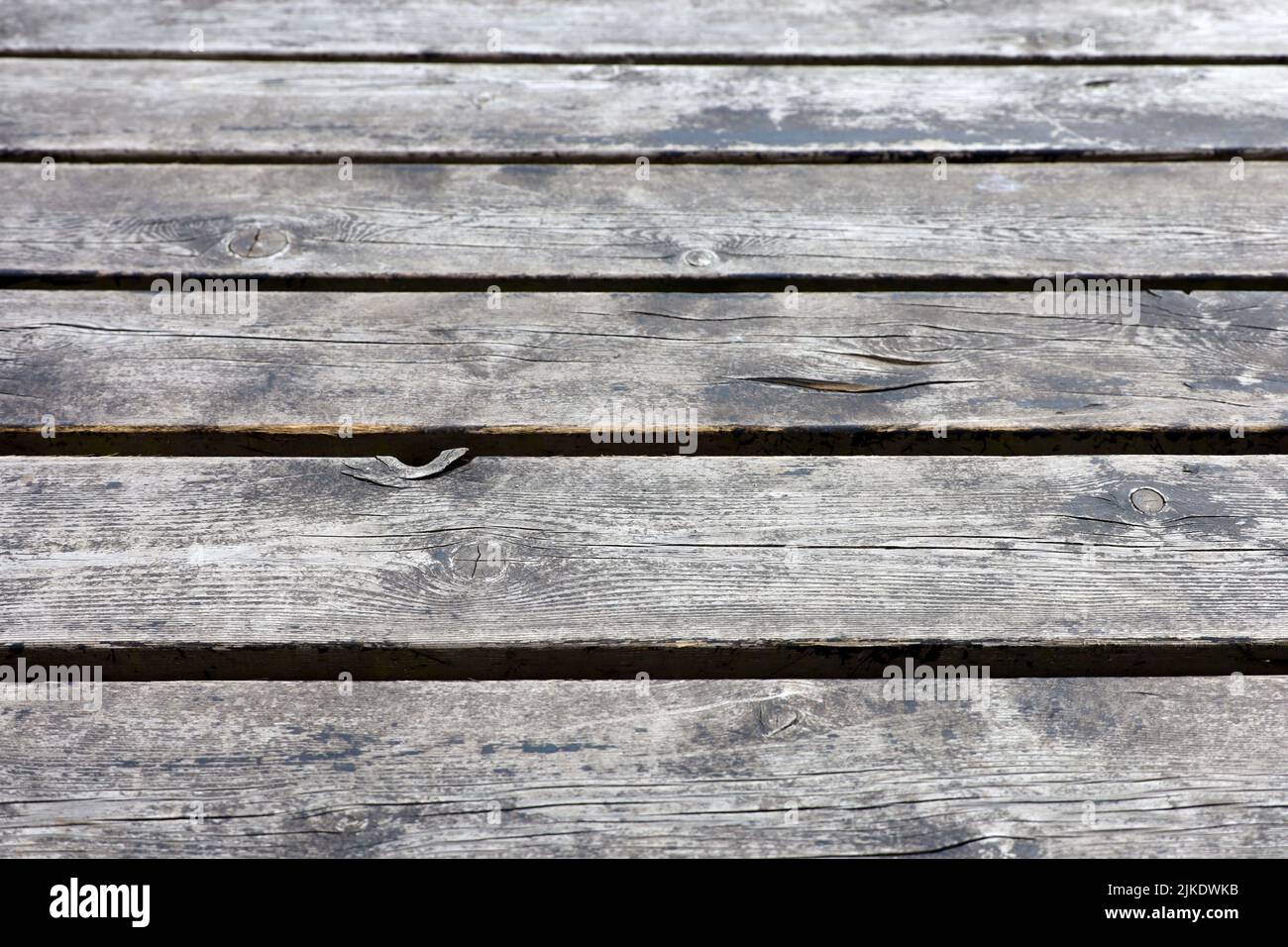 Vecchi assi di legno, texture pavimento. Pannelli grigi con spazi e vernice resistente agli agenti atmosferici per lo sfondo Foto Stock