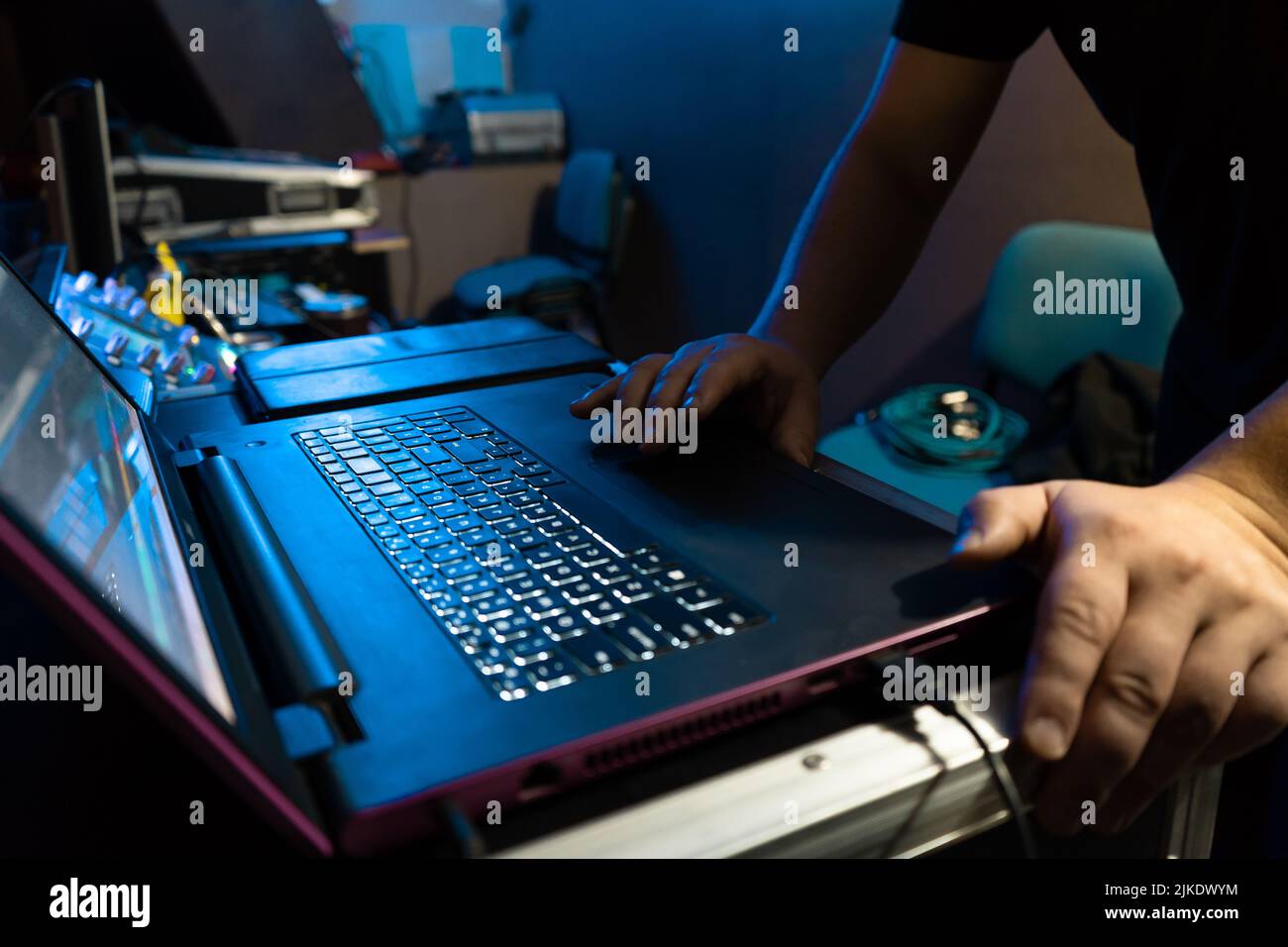 primo piano di un notebook con le mani di un uomo che lavora su di esso Foto Stock