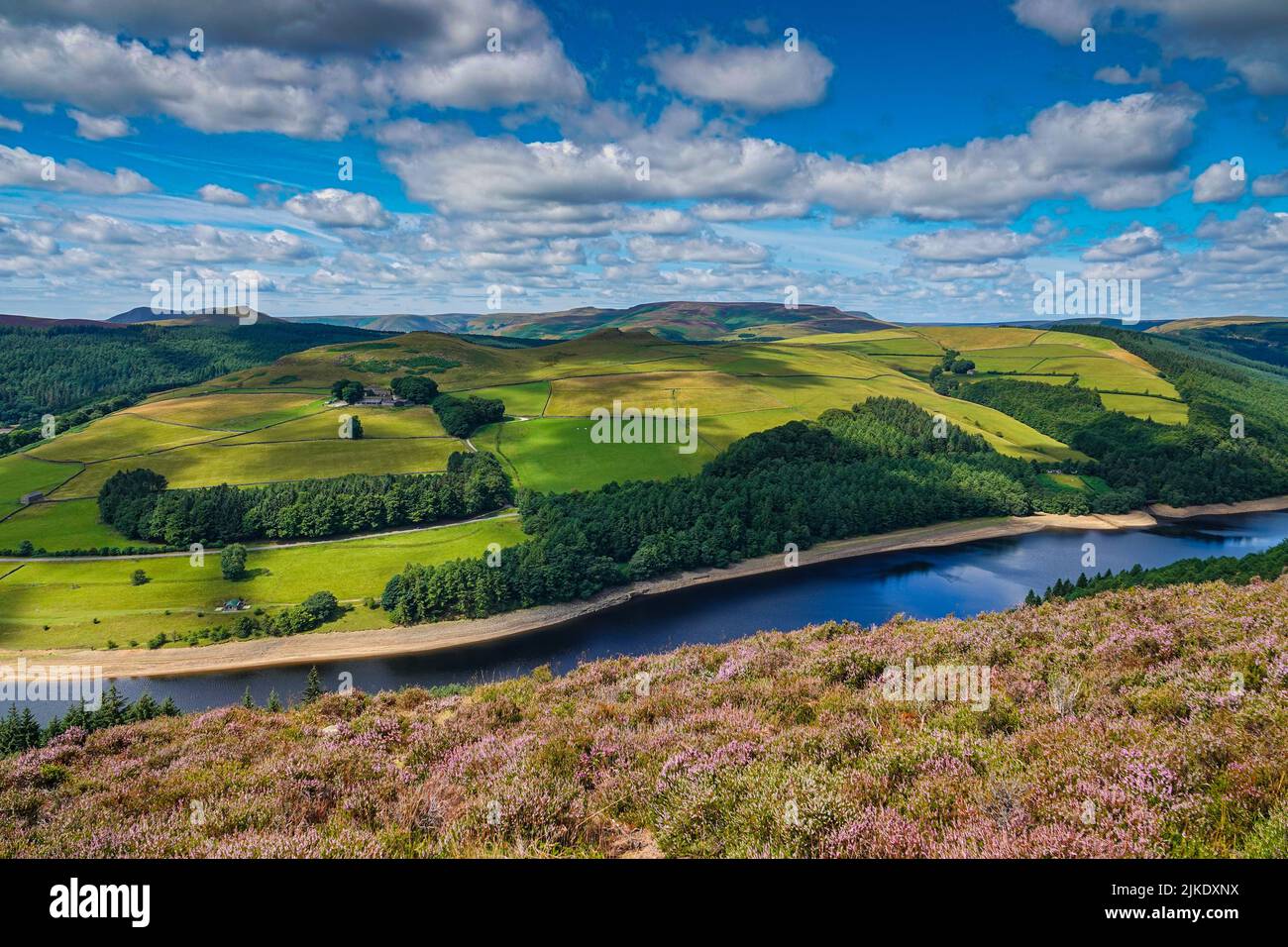 Lago artificiale di Ladybower visto dall'alto, da Derwent Edge, Peak District National Park, Derbyshire, Regno Unito Foto Stock