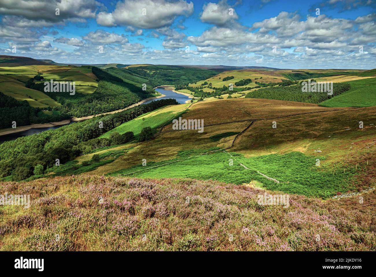 Lago artificiale di Ladybower visto dall'alto, da Derwent Edge, Peak District National Park, Derbyshire, Regno Unito Foto Stock