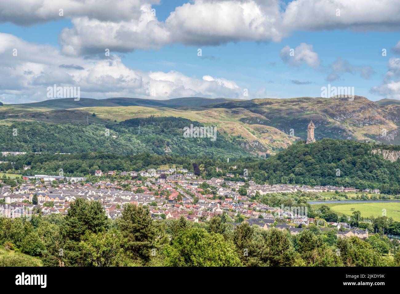Il Monumento Wallace su Abbey Craig visto attraverso la città dal Castello di Stirling, con le colline di Ochil sullo sfondo. Foto Stock