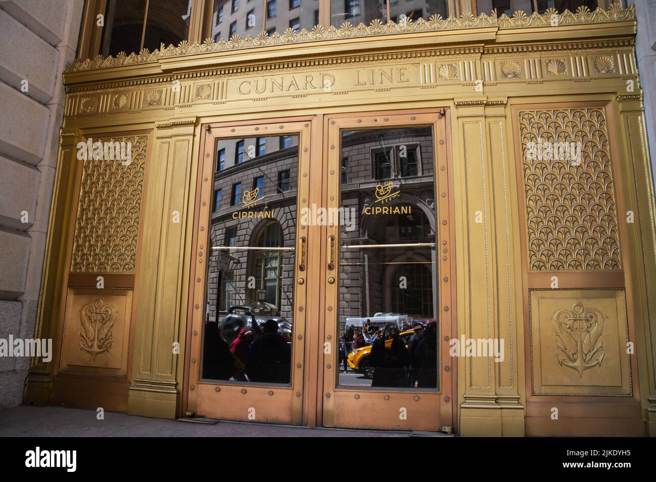 New York City, NY, USA Aprile 29 2022: Cipriani Restaurant Exterior doors at 25 Broadway in Lower Manhattan Financial District. The Wall Street Chargin Foto Stock