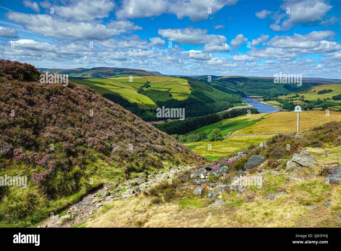 Cartello sopra il lago artificiale di Ladybower visto dall'alto, da Derwent Edge, Peak District National Park, Derbyshire, Regno Unito Foto Stock