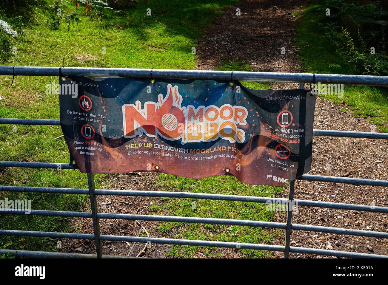 Cartello, 'no moor bbqs' alto rischio di incendio, vicino a Ladybower Reservoir visto dall'alto, da Derwent Edge, Peak District National Park, Derbyshire, Regno Unito Foto Stock