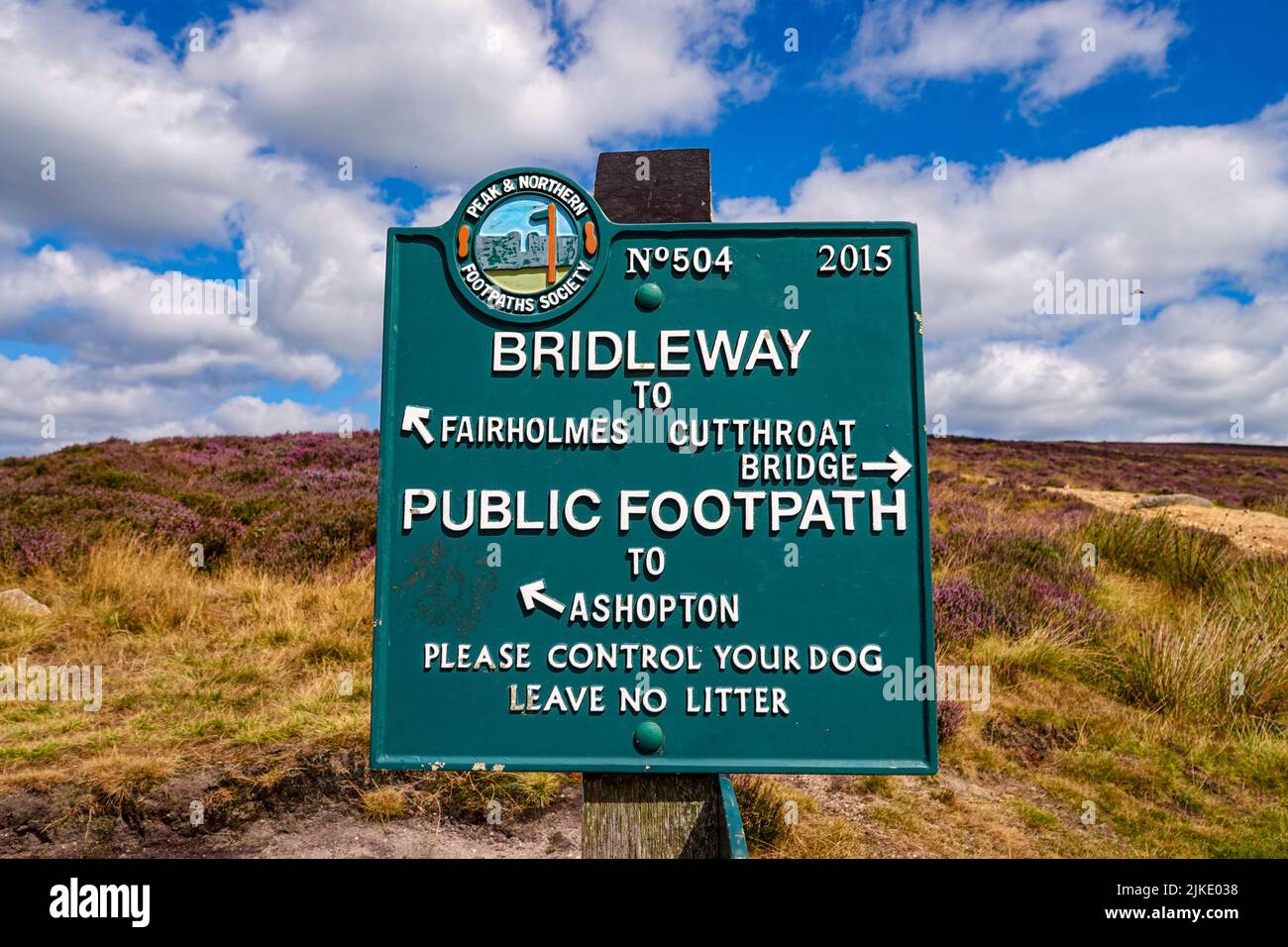 Cartello sopra il lago artificiale di Ladybower visto dall'alto, da Derwent Edge, Peak District National Park, Derbyshire, Regno Unito Foto Stock