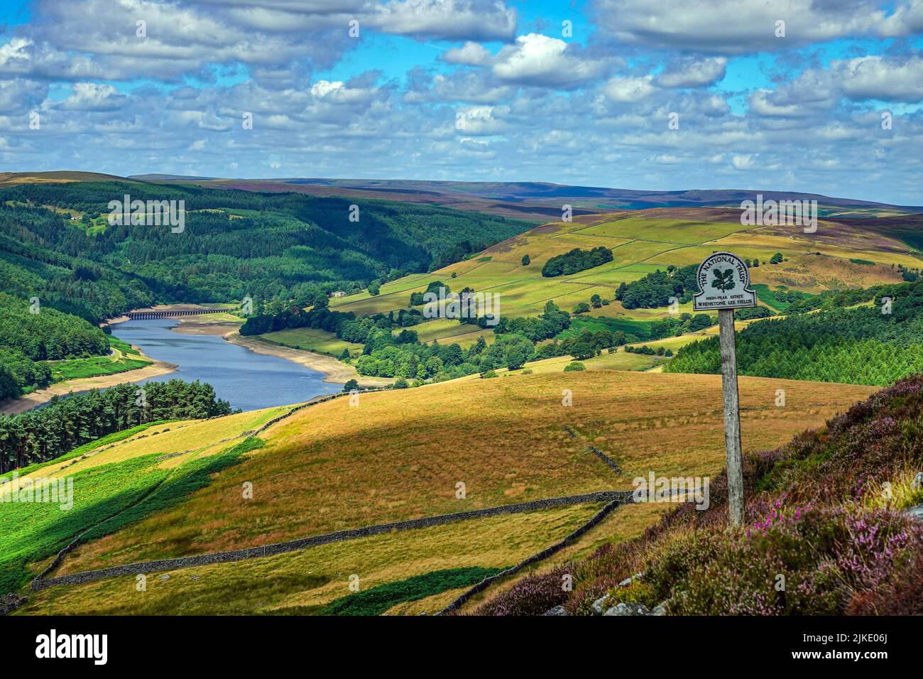 Cartello sopra il lago artificiale di Ladybower visto dall'alto, da Derwent Edge, Peak District National Park, Derbyshire, Regno Unito Foto Stock