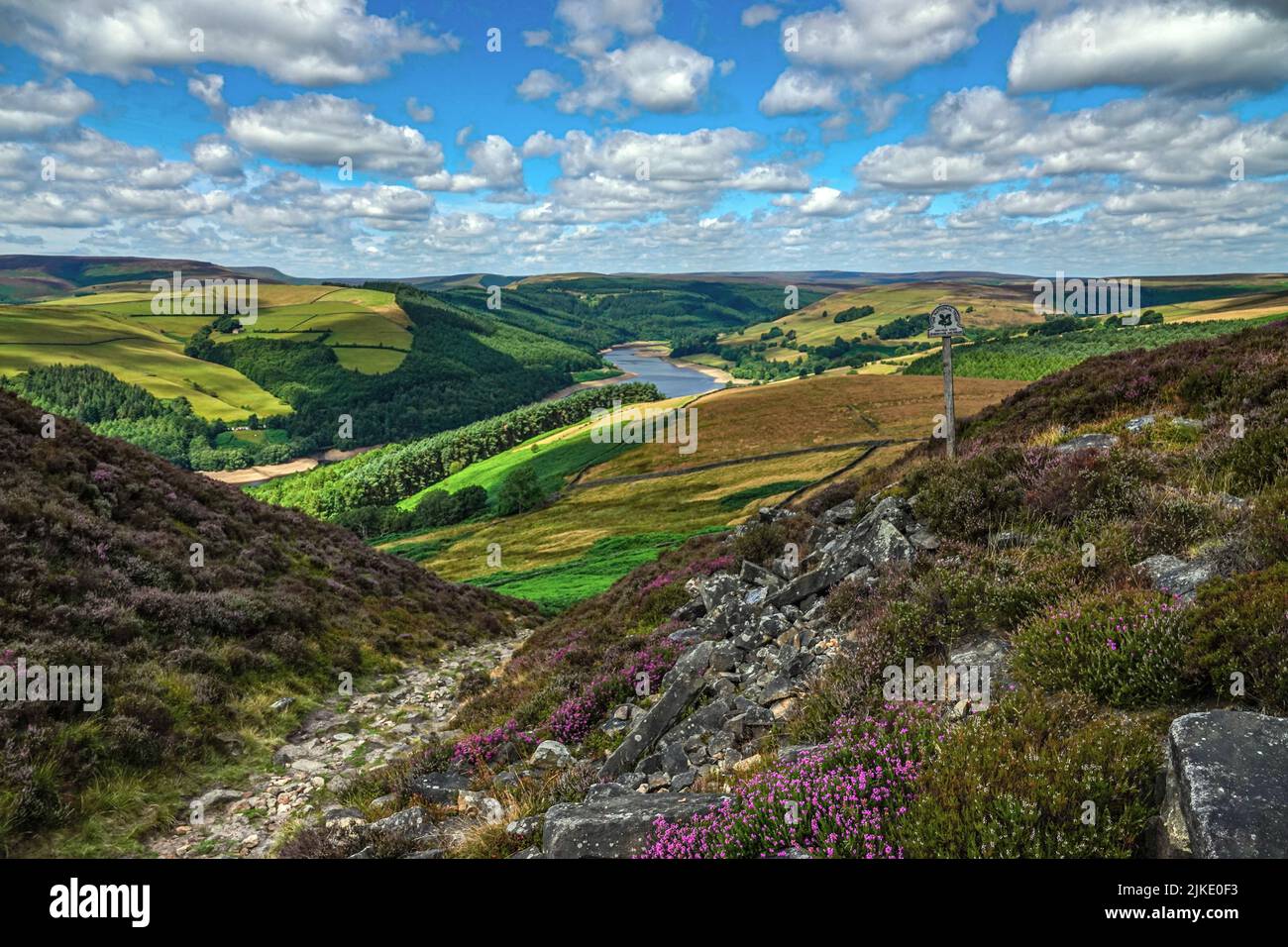 Lago artificiale di Ladybower visto dall'alto, da Derwent Edge, Peak District National Park, Derbyshire, Regno Unito Foto Stock