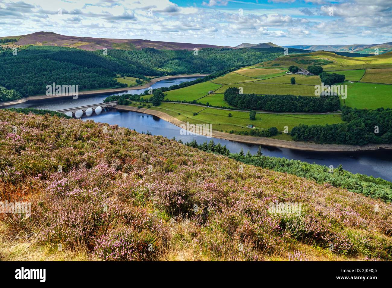 Lago artificiale di Ladybower visto dall'alto, da Derwent Edge, Peak District National Park, Derbyshire, Regno Unito Foto Stock