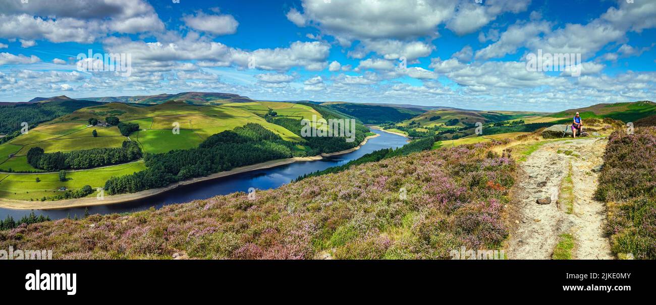 Lago artificiale di Ladybower visto dall'alto, da Derwent Edge, Peak District National Park, Derbyshire, Regno Unito Foto Stock