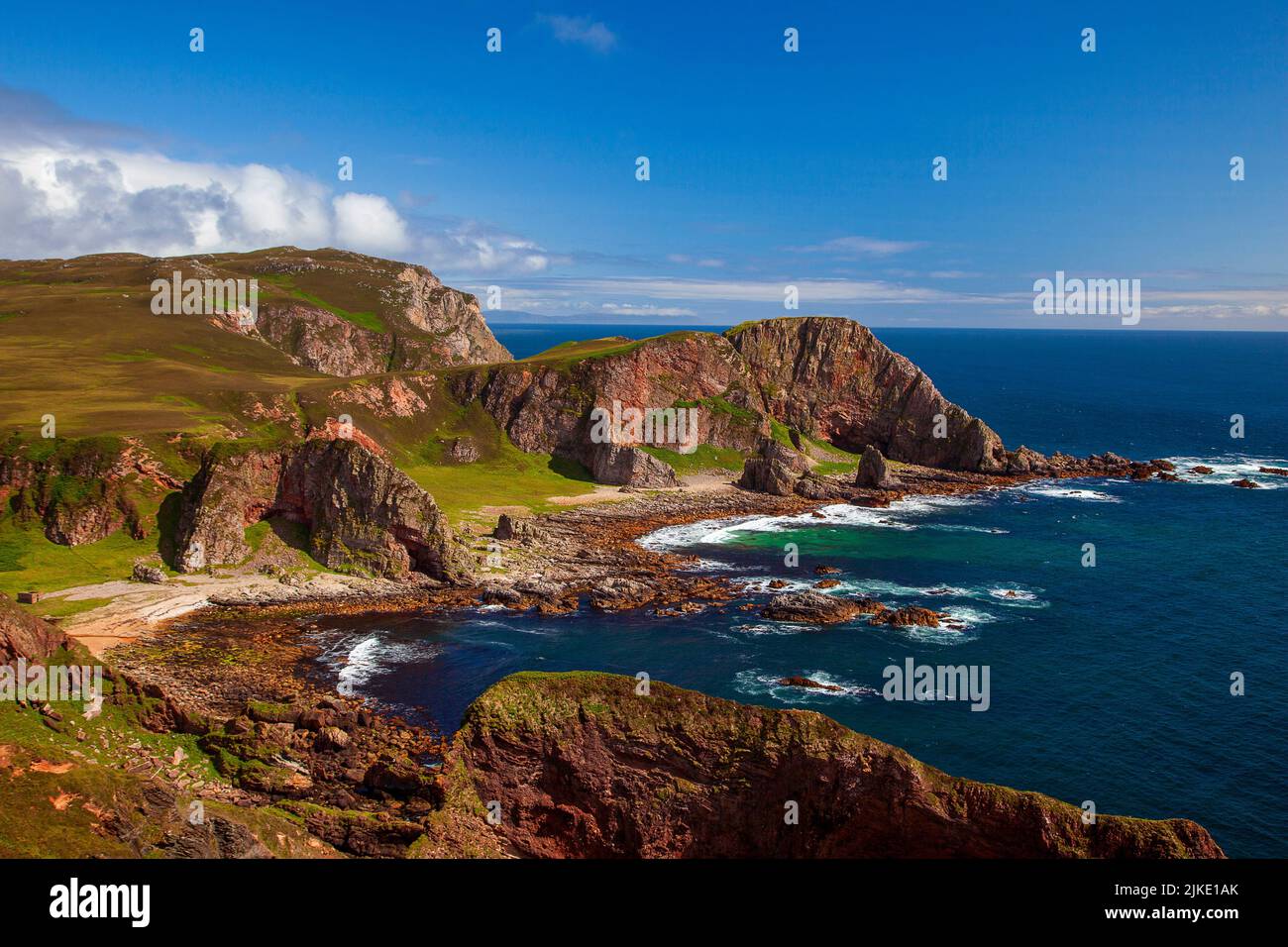 Il Mull of Oa Islay, Scozia, ha favolose scogliere sul mare e vedute di Kintyre e dell'Irlanda. Habitat per uccelli marini, falchi peregrini e arene. Foto Stock