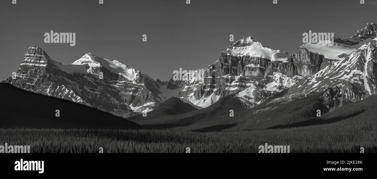 Vista panoramica in bianco e nero delle Montagne Rocciose canadesi Foto Stock