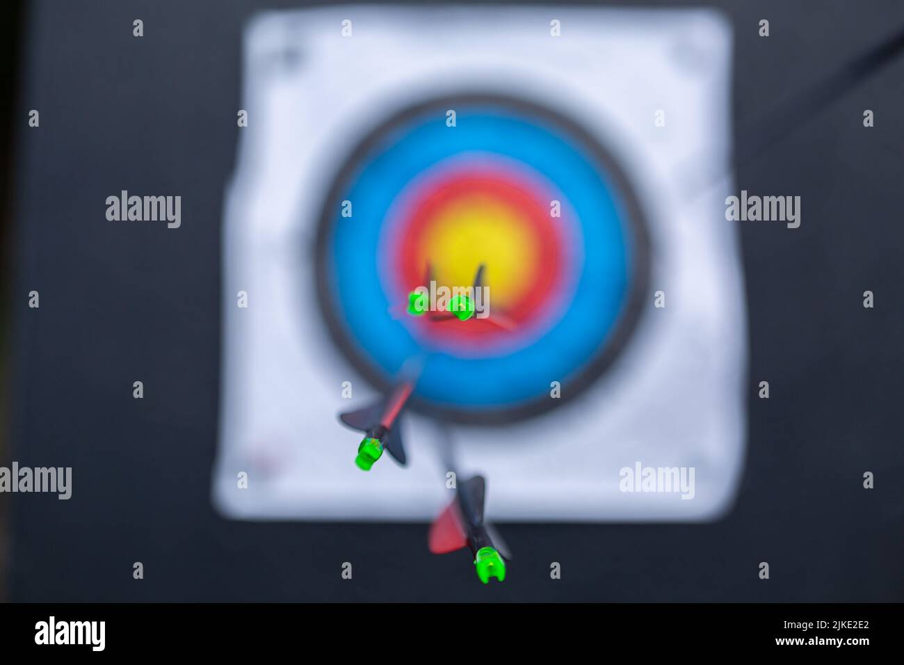 Frecce con un bersaglio sfocato sullo sfondo Foto Stock