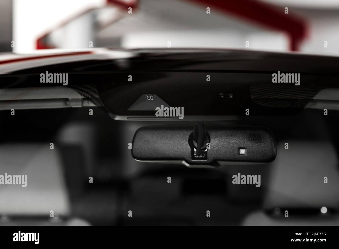 Videocamera CCTV anteriore per auto, dash cam, per la sicurezza di guida su strada. Vista posteriore. Concetto di autovelox per la protezione dell'auto, tecnologia per Foto Stock