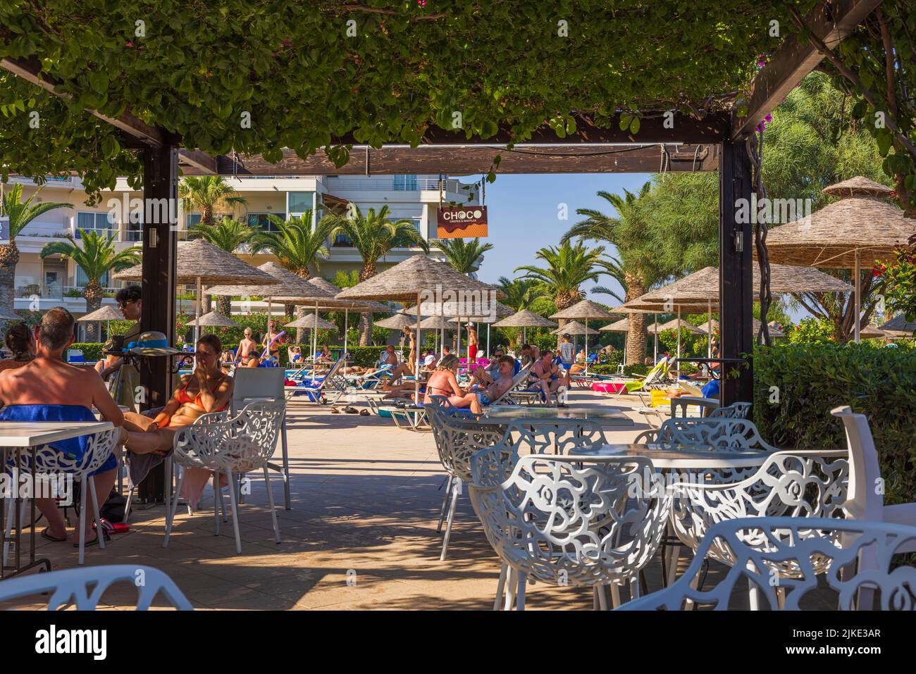 Splendida vista sui turisti al ristorante all'aperto e lettini vicino alla piscina. Rodi. Grecia. Foto Stock