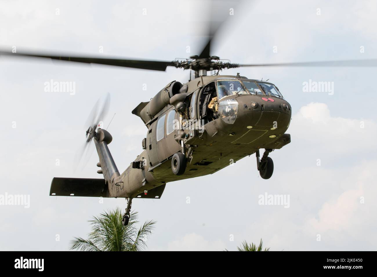 Un elicottero UH-60m Black Hawk assegnato alla Alpha 'Axmen' Company, 2-158 Assault Helicopter Battaglione, 16th Combat Aviation Brigade decade a Baturaja, Indonesia, il 31 luglio 2022. L'unità trasportava il Gen. Stephen Smith, comandante generale della Divisione Fanteria 7th alla sede centrale dell'esercizio Super Garuda Shield 22. Garuda Shield, una parte dell'operazione Pathways e un esercizio militare bilaterale annuale di lunga data condotto tra le forze armate nazionali degli Stati Uniti e dell'Indonesia, rafforza gli impegni degli Stati Uniti nei confronti dei nostri alleati, e partner regionali, disponibilità congiunta, e l'io Foto Stock