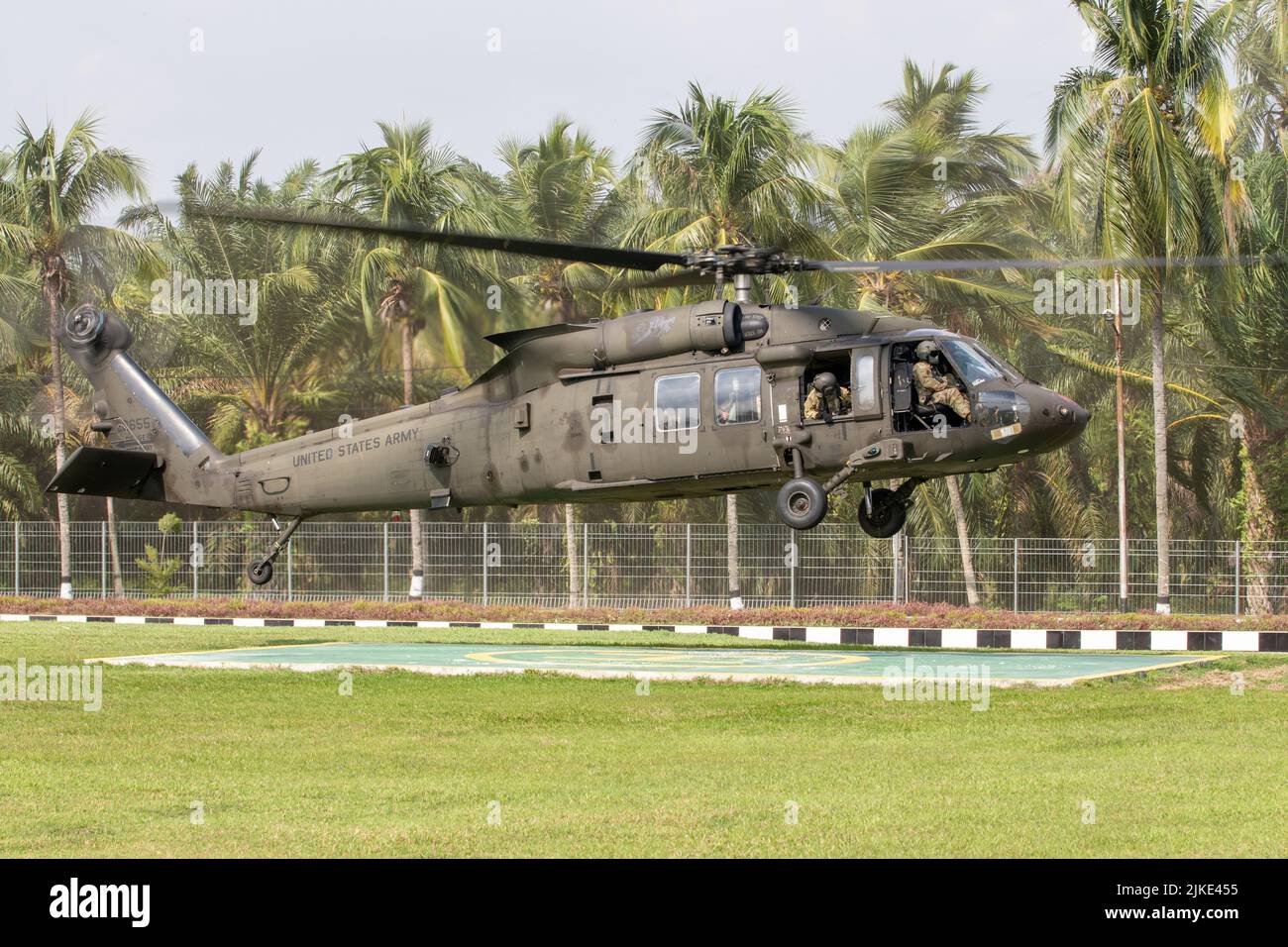 Un elicottero UH-60m Black Hawk assegnato alla Alpha 'Axmen' Company, 2-158 Assault Helicopter Battaglione, 16th Combat Aviation Brigade si prepara a atterrare a Baturaja, Indonesia, il 31 luglio 2022. L'unità trasportava il Gen. Stephen Smith, comandante generale della Divisione Fanteria 7th alla sede centrale dell'esercizio Super Garuda Shield 22. Garuda Shield, una parte dell'operazione Pathways e un esercizio militare annuale e bilaterale di lunga data condotto tra le forze armate nazionali degli Stati Uniti e dell'Indonesia, rafforza gli impegni degli Stati Uniti nei confronti dei nostri alleati, e partner regionali, disponibilità congiunta, un Foto Stock