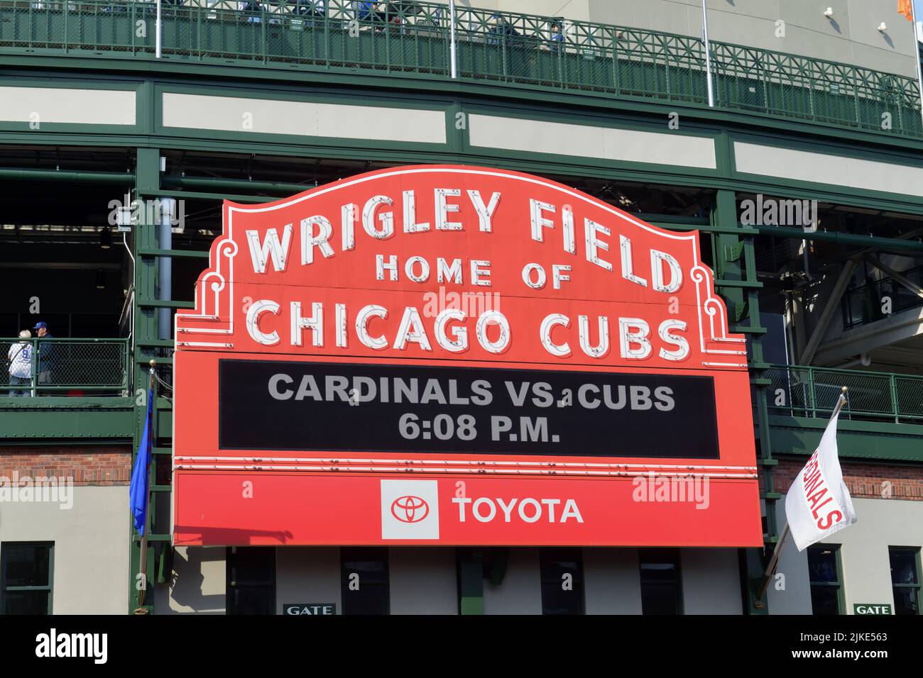 Chicago, Illinois, Stati Uniti. Il famoso marquee rosso sopra l'ingresso principale dell'iconico campo di Wrigley. Foto Stock