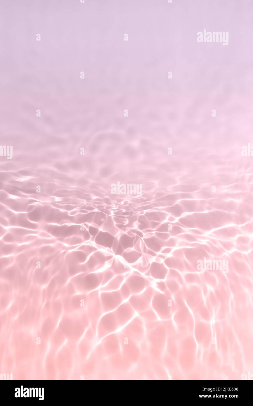 Primo piano della struttura del siero o dell'acqua. Sfondo sfumato di colore viola chiaro e rosa. Campione di bellezza trasparente per la cura della pelle. Sbavature di liquido limpido cosmetico Foto Stock