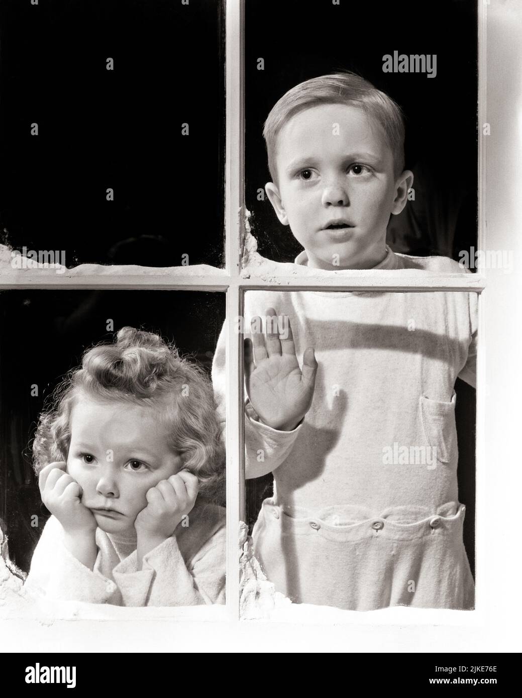 1940S DUE BAMBINI SAD RAGAZZO E RAGAZZA CHE INDOSSA PIGIAMI GUARDANDO FUORI UNA FINESTRA INVERNO NEVOSO - J1332 HAR001 PREOCCUPAZIONI HARS FAMIGLIE LIFESTYLE FEMMINE FRATELLI STUDIO SHOT MOODY HOME VITA COPIA SPAZIO AMICIZIA MEZZA LUNGHEZZA PERSONE MASCHI PIGIAMA FRATELLI SORELLE TURBATO NEVOSO B&W PREOCCUPATO TRISTEZZA WINTERTIME SOGNI E UMORE FRATELLO CONCETTUALE GLUM BAMBINO WINTERY DELUSO CRESCITA MISERABILE TOGETHERNESS GIOVANE BAMBINA GRANDE FRATELLO NERO E BIANCO ETNIA CAUCASICA HAR001 VECCHIO STILE Foto Stock