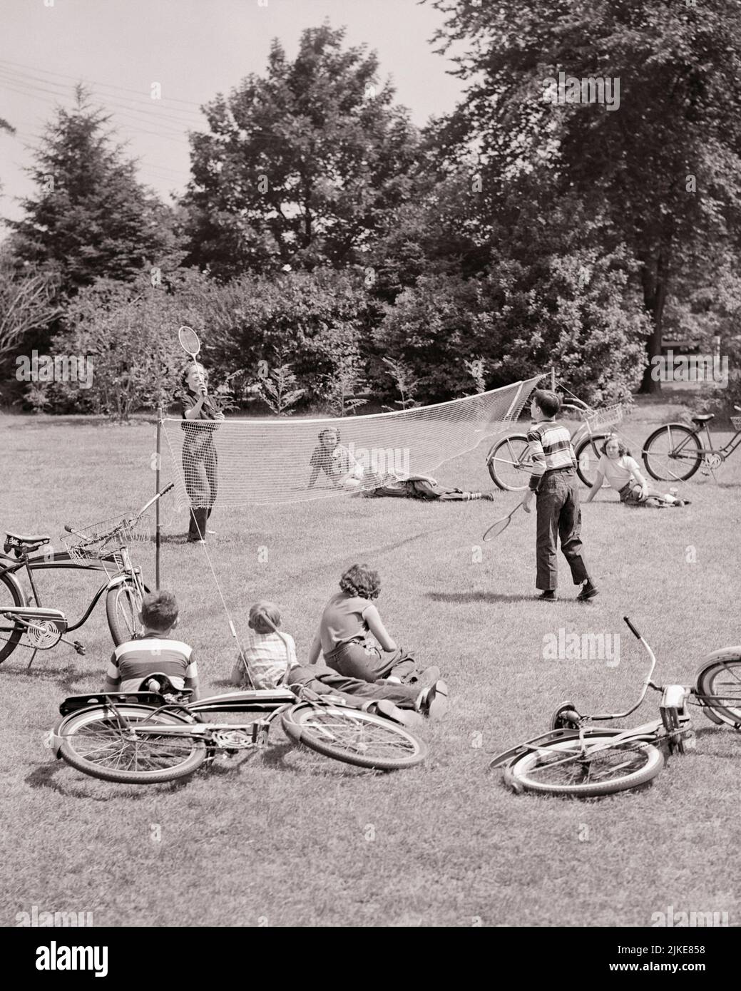 film vecchio con 6 ragazzi che vanno in bicicletta