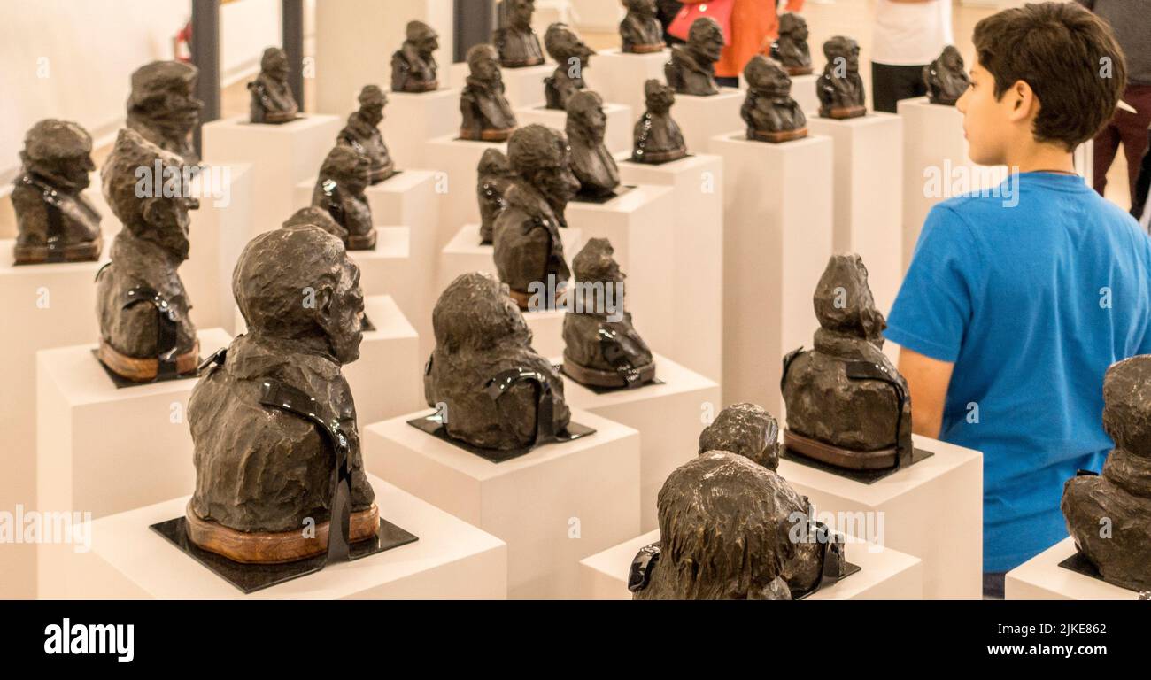 Un ragazzo guarda le statue dello scultore francese Auguste Rodin nel Museo Soumaya, Polanco, Città del Messico. Messico Foto Stock