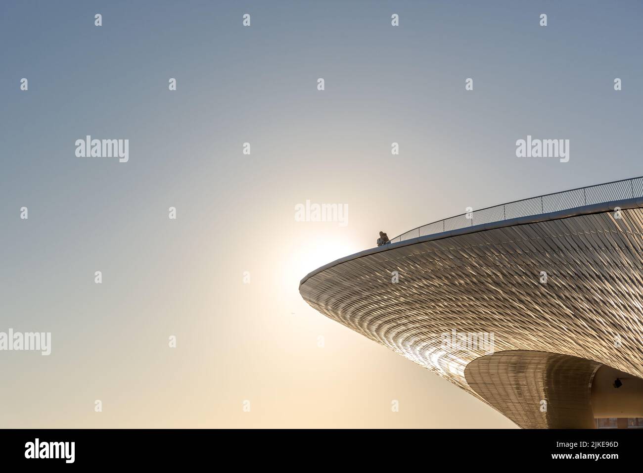 I turisti si godono il tramonto dalla cima del museo MAAT nel quartiere di Belem a Lisbona Foto Stock