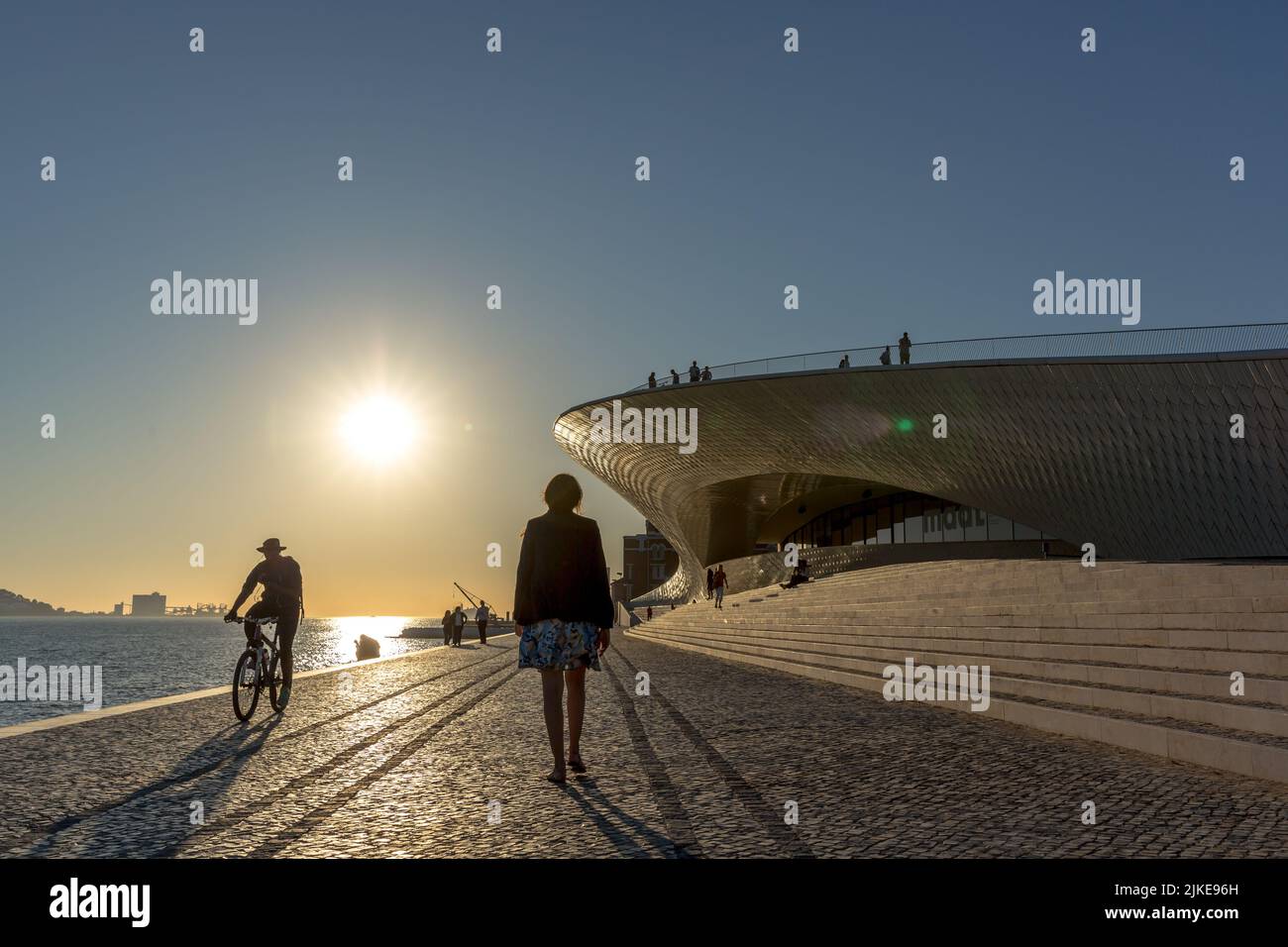Lisbona, Portogallo - 2018, maggio 14th - i turisti camminano di fronte AL museo MAAT durante il tramonto in Lisbona Foto Stock