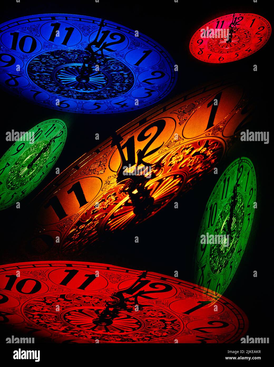 1960S MONTAGE OROLOGI COLORATI VOLTI IN PROCINTO DI COLPIRE LA MEZZANOTTE DI CAPODANNO - KN102 HAR001 HARS CONCETTUALE ANCORA VITA COLORATA MEZZANOTTE CONCETTI SIMBOLICI CONFUSIONE WITCHING ORA 12 INIZIO FINE HAR001 GENNAIO 1 NUOVO ANNO DI CAPODANNO VECCHIO STILE RAPPRESENTAZIONE DODICI Foto Stock