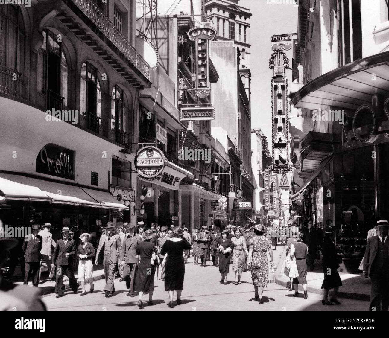 1930S CENTRO COMMERCIALE PEDONALE DI NEGOZI E NEGOZI DI ALTO LIVELLO QUANDO ERA ANCORA UNA ZONA ELEGANTE ARENDA FLORIDA BUENOS AIRES ARGENTINA - R12671 PAL001 HARS B&W SHOPPER SOUTH AMERICA SHOPPERS SOUTH AMERICA PEDONALE PROPRIETÀ E NEGOZI AREA IMMOBILIARE CONCETTUALE STRUTTURE CITTÀ ELEGANTE ARGENTINA EDIFICE AIRES CINEMA BUENOS AIRES COMMERCIO MARQUEES MERIDIONALE HEMISPHERE IN BIANCO E NERO IMPRESE VECCHIO STILE Foto Stock