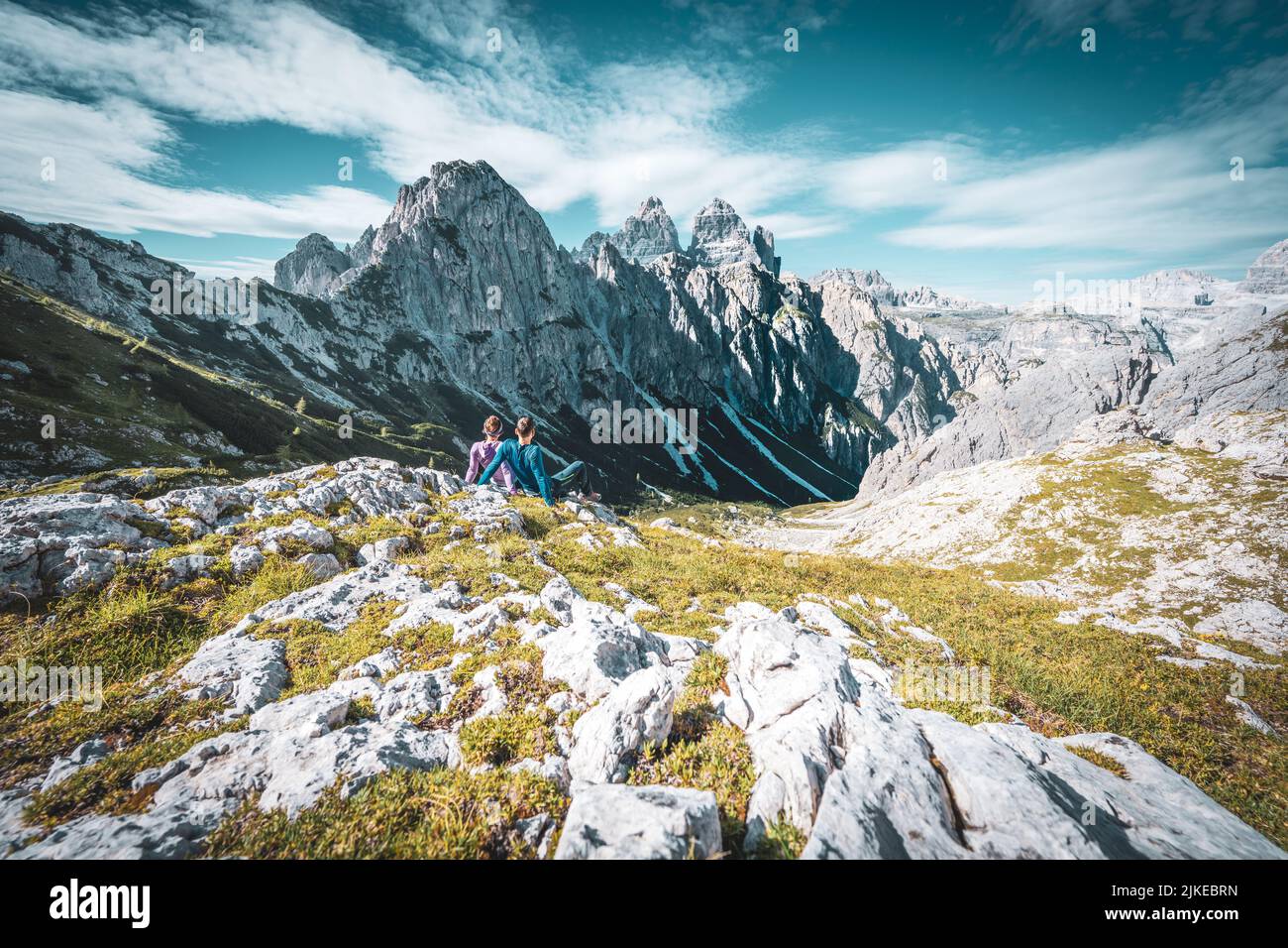 Pärchen genießt die Aussicht auf die drei Zinnen Foto Stock