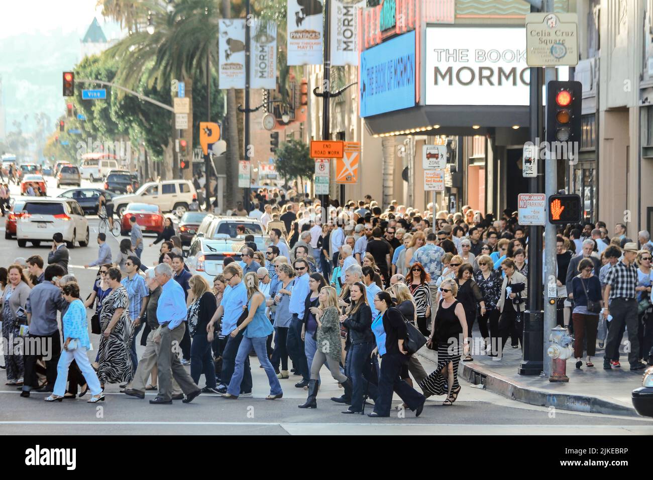 Hollywood - USA, 16 marzo 2014: Un gruppo affollato di pedoni che attraversano il semaforo verde di Vine Street è una delle strade più trafficate d'America. Foto Stock