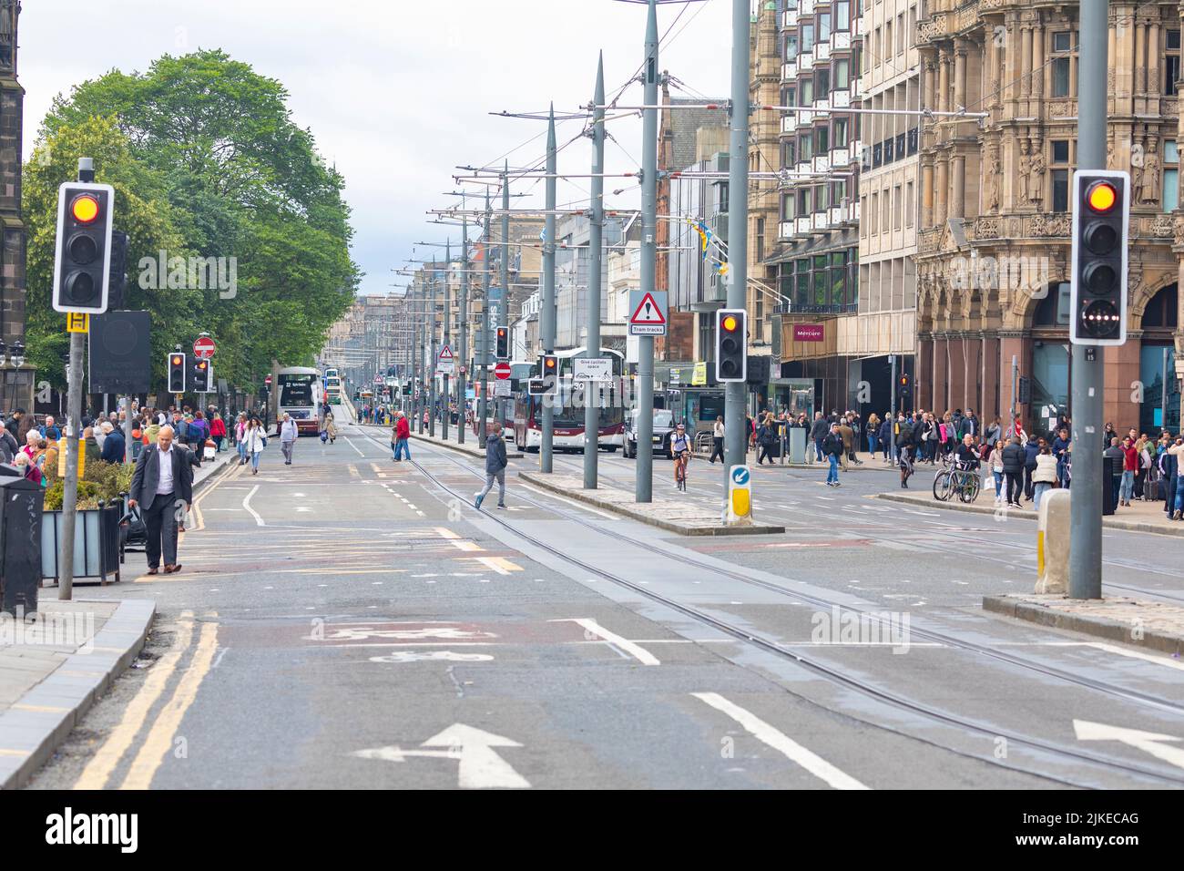 Princes Street nel centro di Edimburgo, in un giorno estivo 2022, centro di Edimburgo, Scozia, Regno Unito Foto Stock