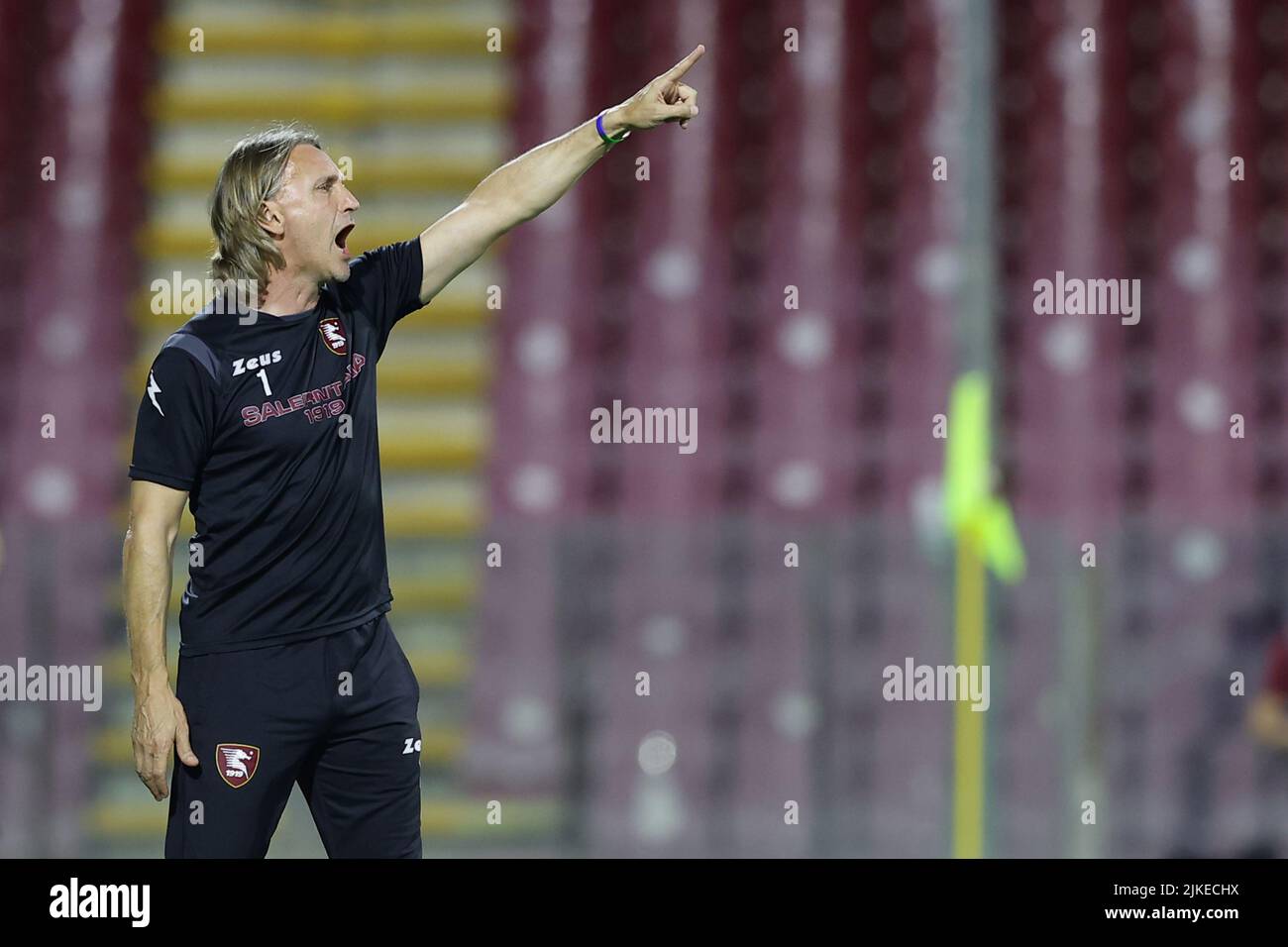 Foto Alessandro Garofalo/LaPresse30 Luglio 2022 Salerno, Italia - US Salernitana vs Adana Demirspor - amichevole gestive prima trofeo Angelo Iervolino. Stadio Arechi. Nella foto: Davide Nicola allenatore (US Salernitana 1919); 30 luglio 2022 Salerno, Italia - US Salernitana vs Adana Demirspor, sport soccer, estate amichevole primo trofeo Angelo Iervolino stadio Arechi. Nella foto: Pullman Davide Nicola (US Salernitana 1919); Foto Stock