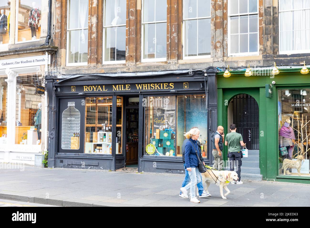 Royal Mile Whiskies negozio e Barbour negozio di abbigliamento sul Royal Mile, Edinburgh Old Town, Scotland, UK durante l'estate 2022 Foto Stock