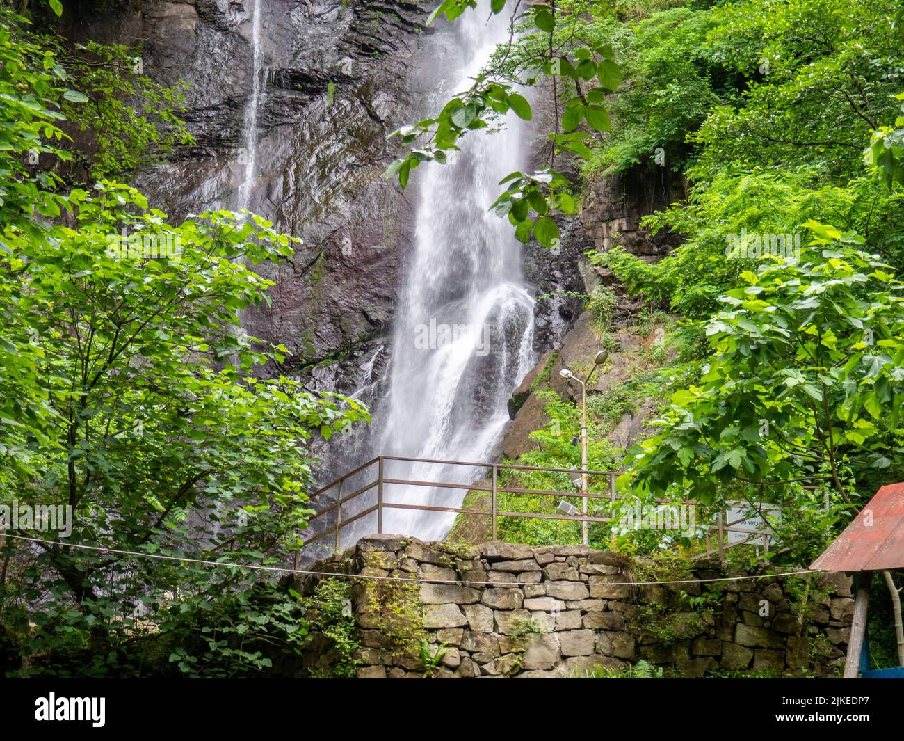 Grande cascata. Cascata di Makhuntseti. Flusso d'acqua. Caduta rapida di acqua. Flusso sfocato. Bel posto per una foto. Punto di riferimento della Georgia Foto Stock